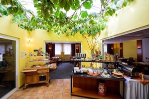 Petit déjeuner buffet servi tous les jours en supplément