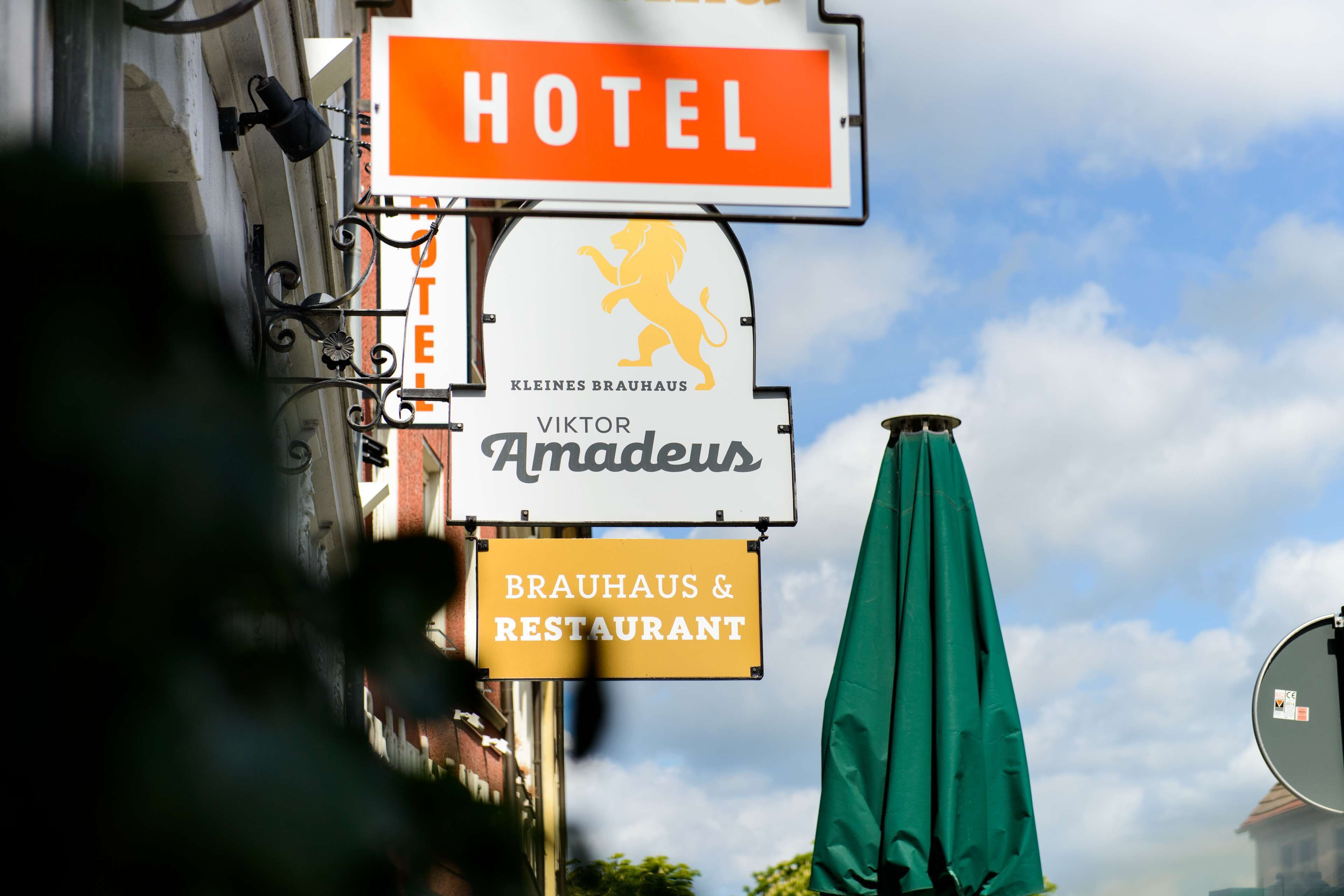 A hotel sign with a lion emblem and the name 'Viktor Amadeus'.