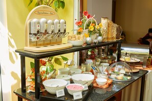 Se ofrece un desayuno bufé todos los días (por un coste adicional)