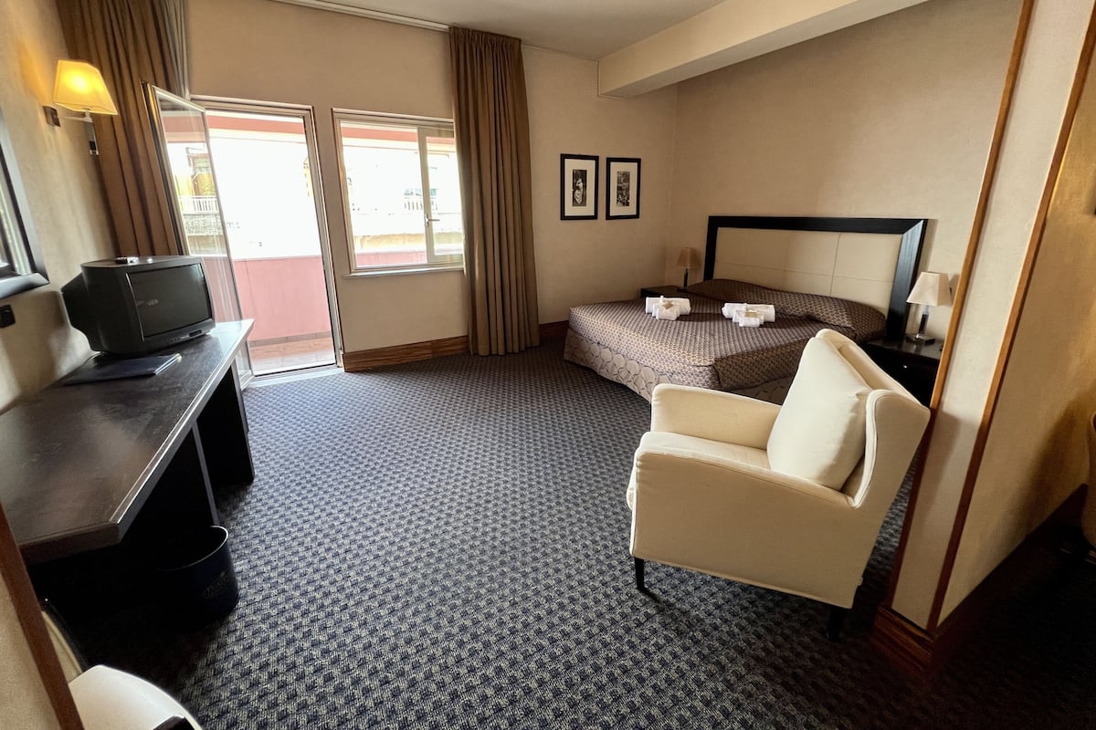 Deluxe Triple Room | In-room safe