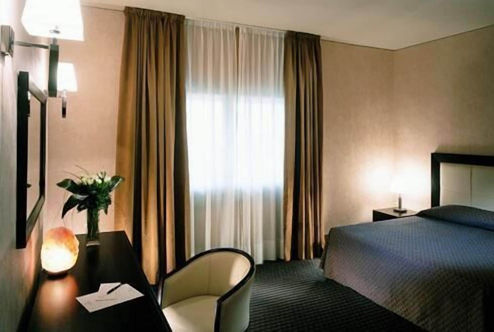 Caja de seguridad en la habitación y sistema de insonorización 