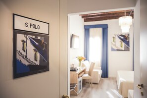 مستلزمات مجانية للعناية الشخصية، مجففات شعر، مراحيض شطف، مناشف