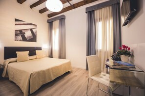 Chambre supérieure double | Literie de qualité, coffre-fort, décor unique, ameublement unique