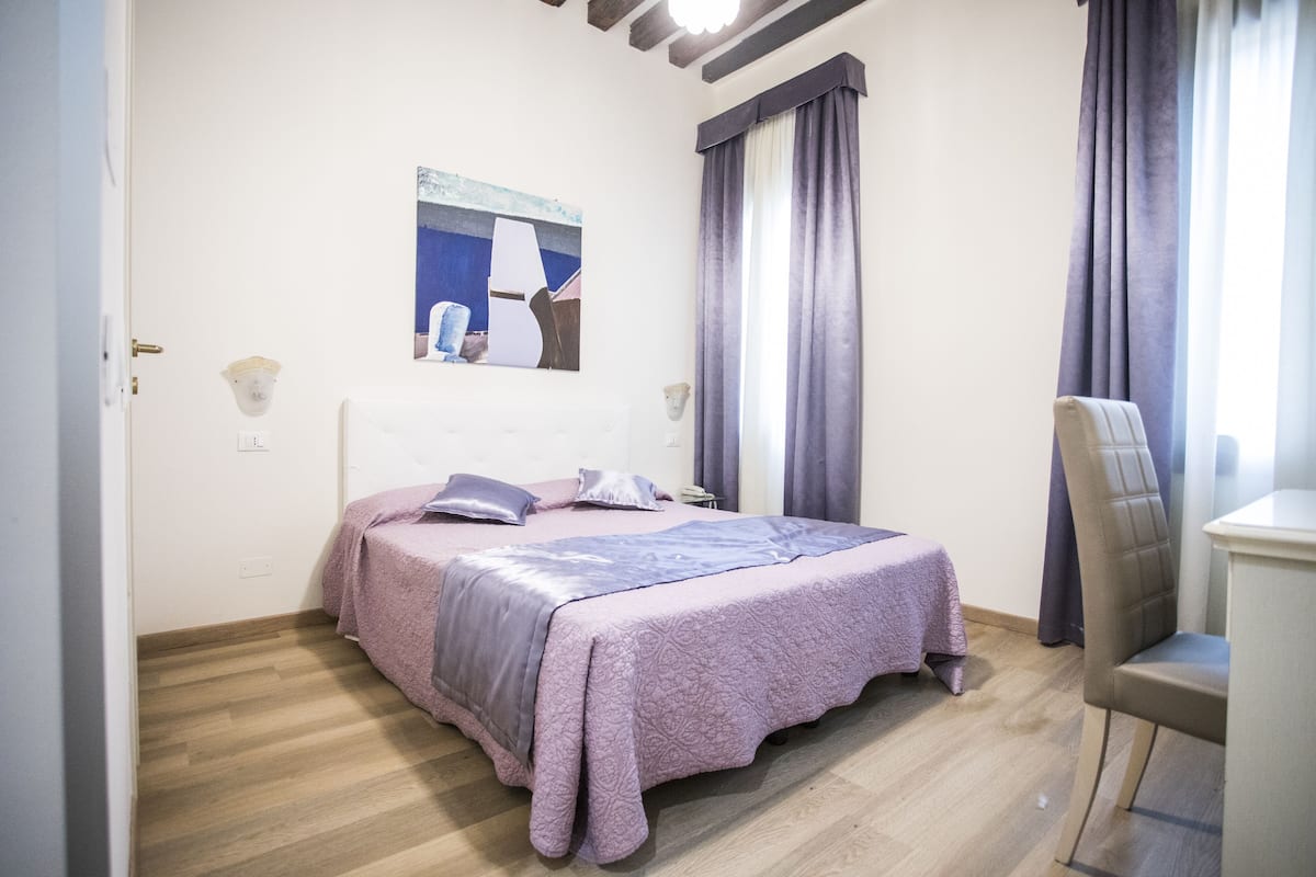 Premium bedding, in-room safe, individually decorated