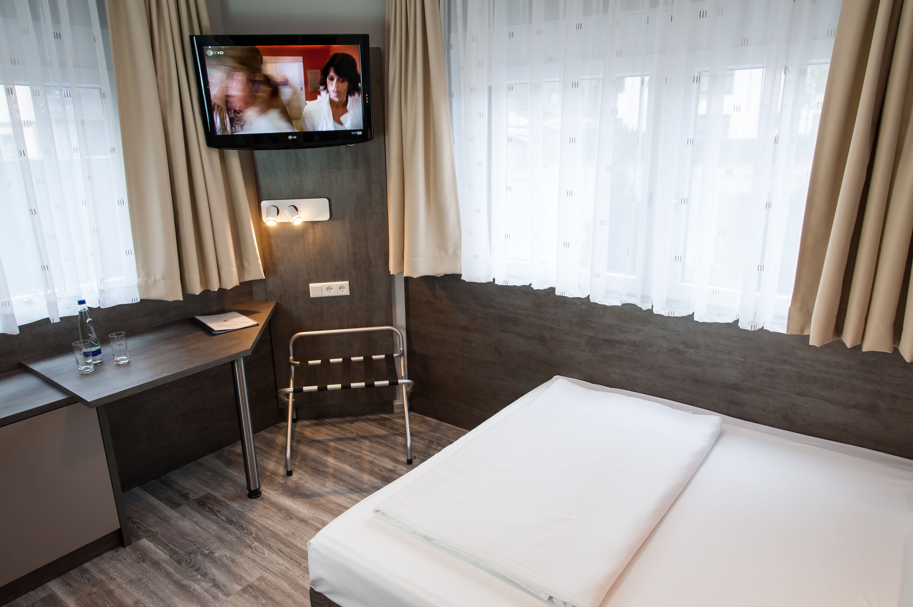 economy room (street view) | desk, soundproofing, cots/infant beds, rollaway beds