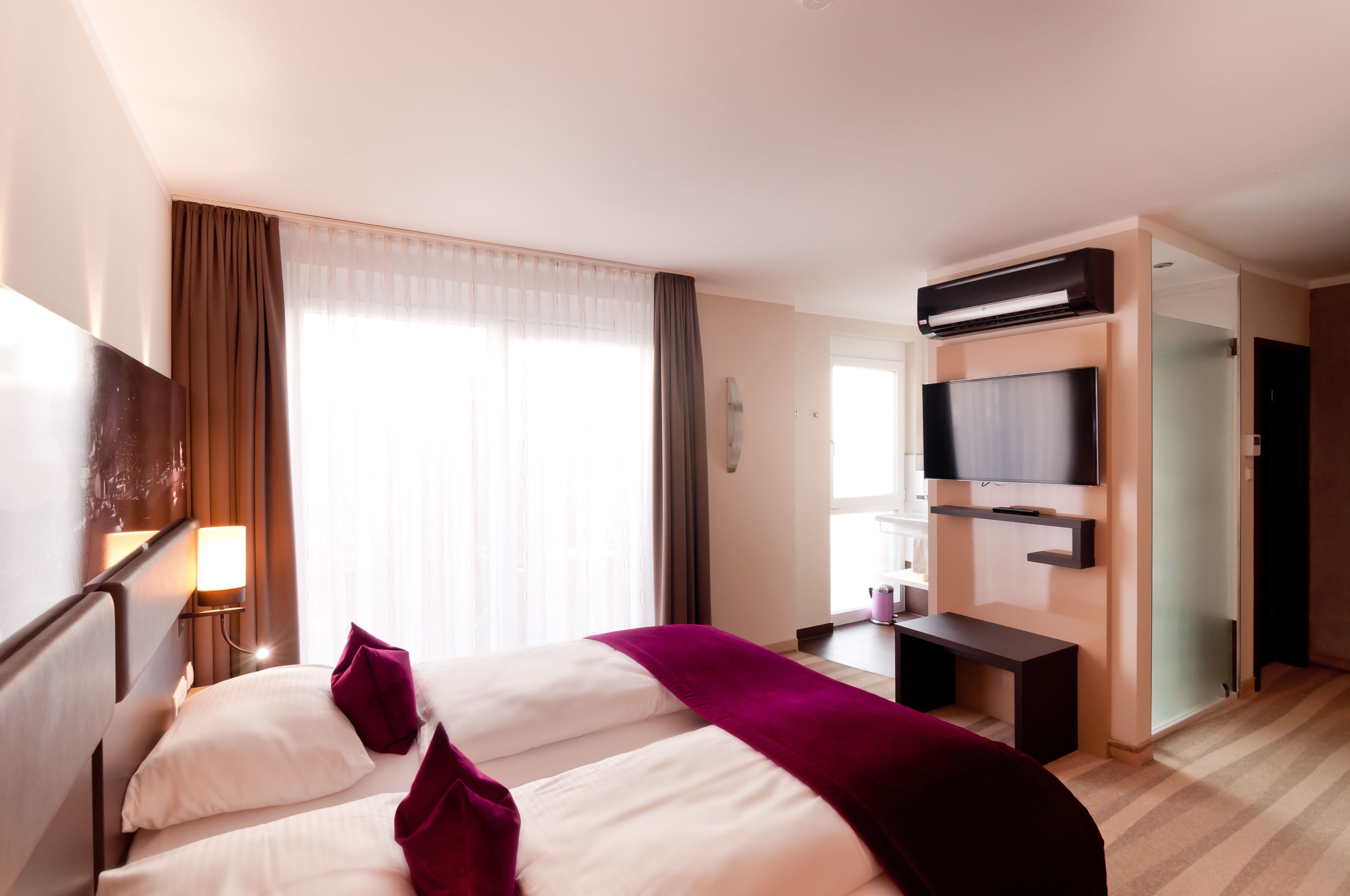 Escrivaninha, quartos à prova de som, berços (sobretaxa)