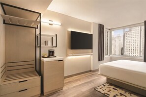 Premium bedding, desk, blackout drapes, iron/ironing board - Manhattan Centre Hotel (New York)