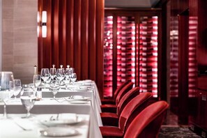 2 restaurants; breakfast, lunch, and dinner served - Manhattan Centre Hotel (New York)