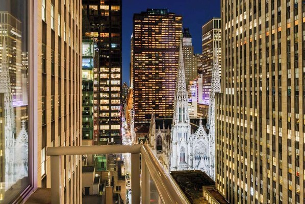 Premium bedding, desk, blackout drapes, iron/ironing board - Manhattan Centre Hotel (New York)