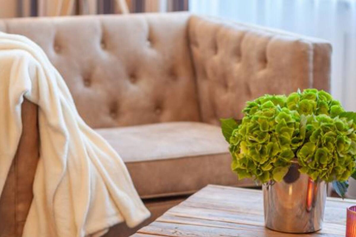 deluxe double room | living area | flat-screen tv