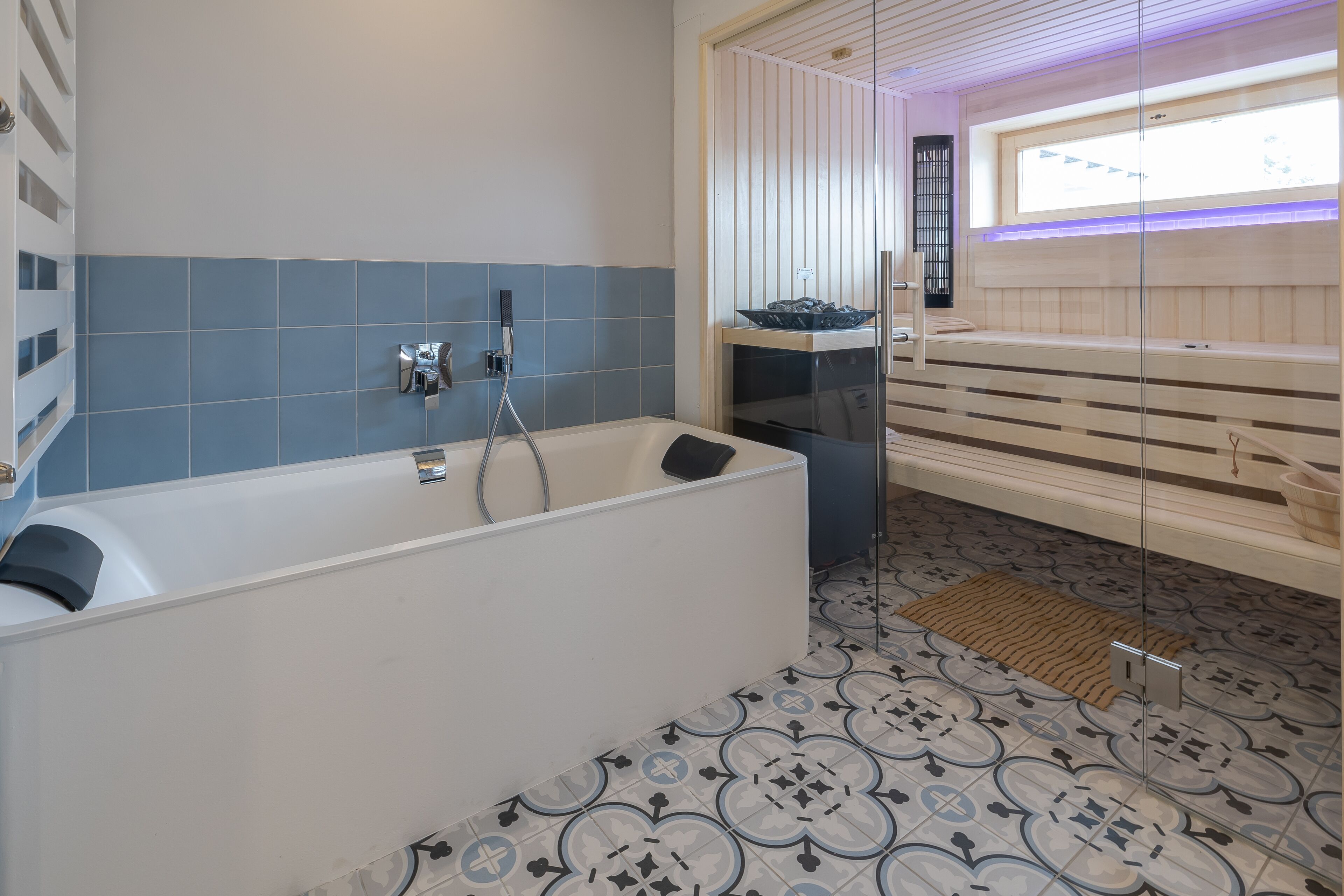 Deep-soaking bathtub