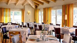 Daily buffet breakfast (EUR 18 per person) - Hotel Vier Jahreszeiten Binz  (Binz)