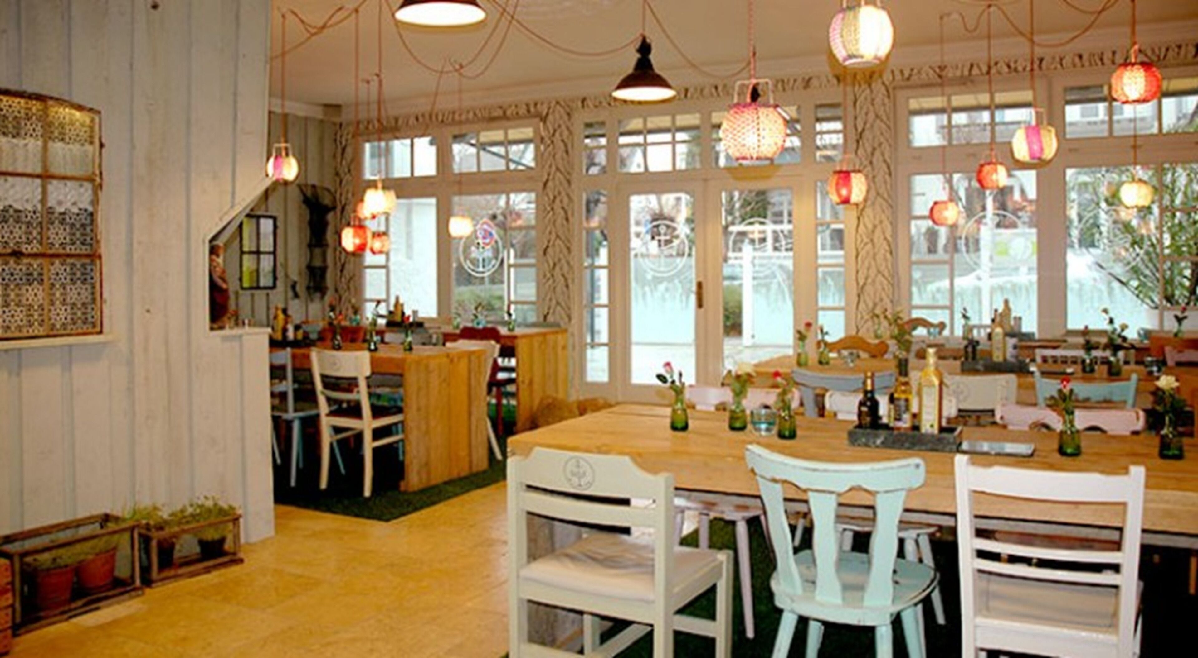 3 restaurants, breakfast, lunch, dinner served; regional cuisine