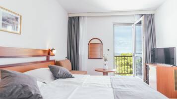 Dobbeltrom – superior, balkong, sjøvendt | Safe på rommet, individuelt dekorert, skrivebord og wi-fi (inkludert)