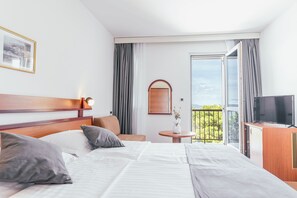 Superior Double Room, Balcony, Sea Facing | In-room safe, individually decorated, desk, free WiFi - Hotel Horizont (Baska Voda)