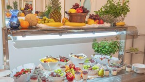 Ein Buffet mit einer Auswahl an Früchten, Gemüse und Desserts.