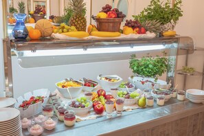 3 restaurants, breakfast, lunch, dinner served; international cuisine