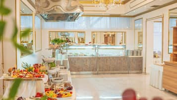 3 restaurantes; se sirve desayuno, almuerzo y cena