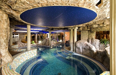 Salas de tratamiento para parejas, un sauna, una bañera de hidromasaje. Hotel Horizont