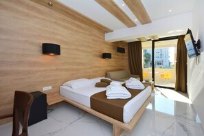 Minibar, in-room safe, desk, blackout curtains - Hotel San Antonio (Podstrana)