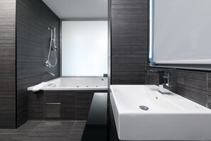Àtic Deluxe, 1 llit de matrimoni gran i sofà llit, vistes al mar | Bany | Articles de tocador respectuosos amb el medi ambient 