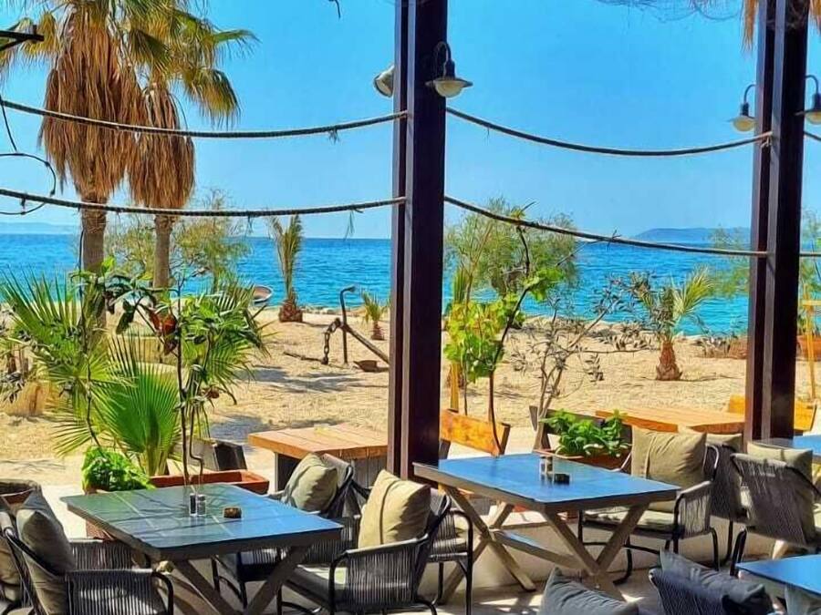 Lunsj, middag og brunsj serveres, middelhavsretter, utsikt mot stranden