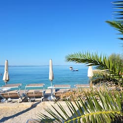 Plage privée, sable blanc, chaises longues, parasols