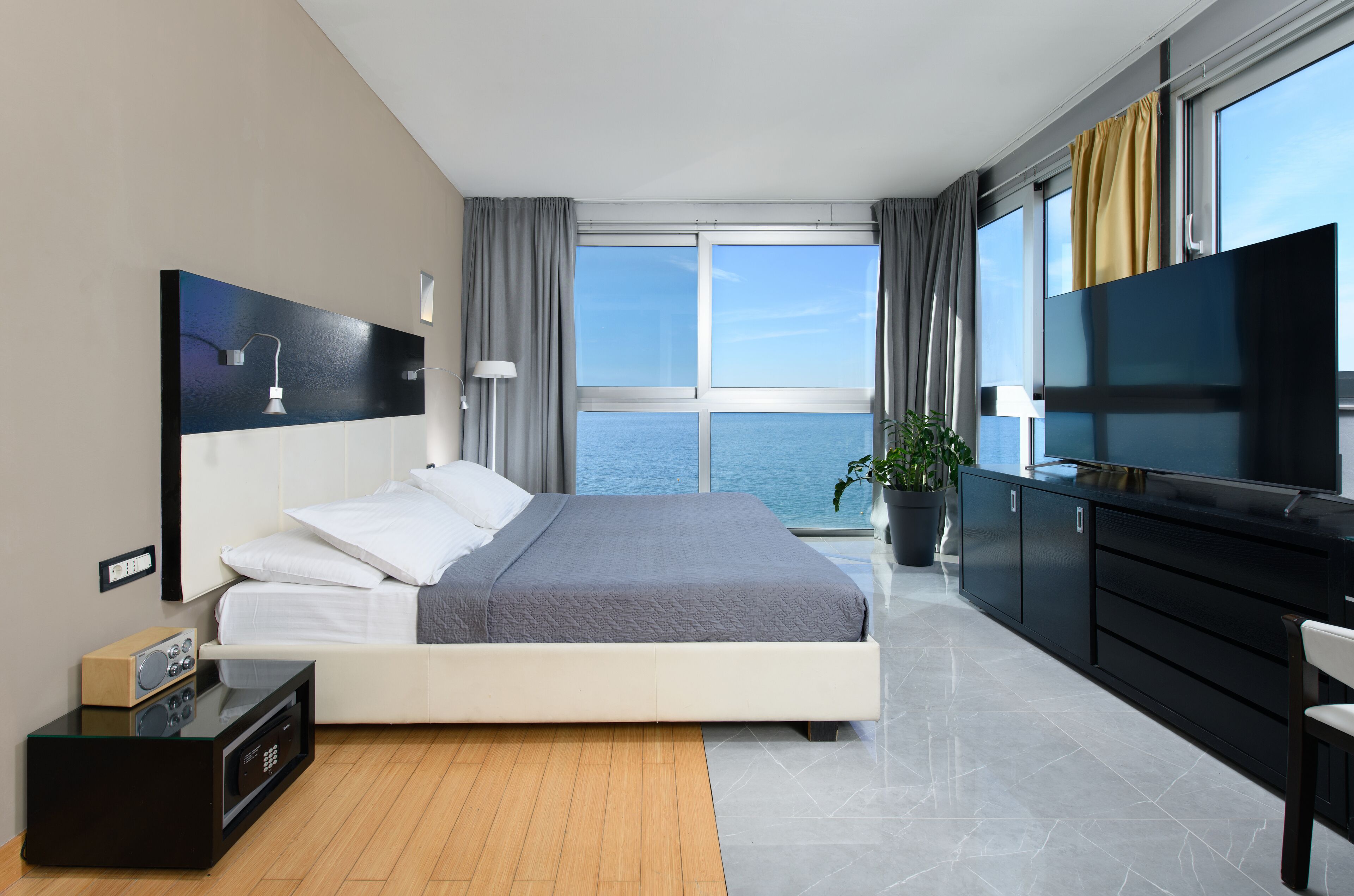 Deluxe Penthouse, 1 King Bed with Sofa bed, Sea View | Minibar, in-room safe, desk, blackout drapes