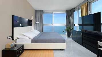 Deluxe Penthouse, 1 King Bed with Sofa bed, Sea View | Minibar, in-room safe, desk, blackout drapes