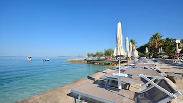 Spiaggia privata, sabbia bianca, lettini da mare, ombrelloni