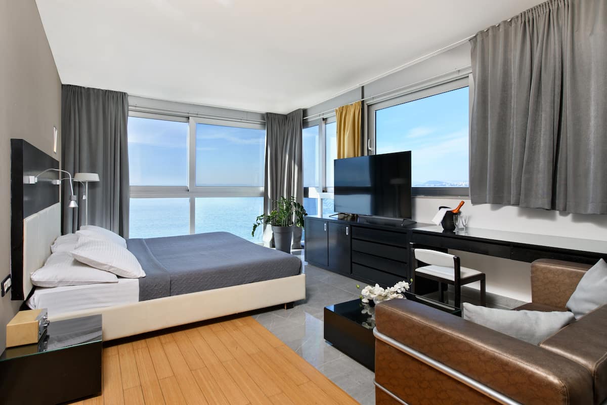 Suite Deluxe, vista mare | Minibar, una cassaforte in camera, una scrivania, tende oscuranti