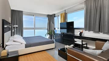 Deluxe Suite, Sea View | Minibar, in-room safe, desk, blackout curtains