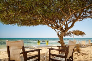 Private beach, sun-loungers, beach umbrellas, beach towels - Thalassines Beach Villas (Sotira)