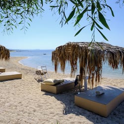 Privat strand, solstolar, parasoller och strandhanddukar