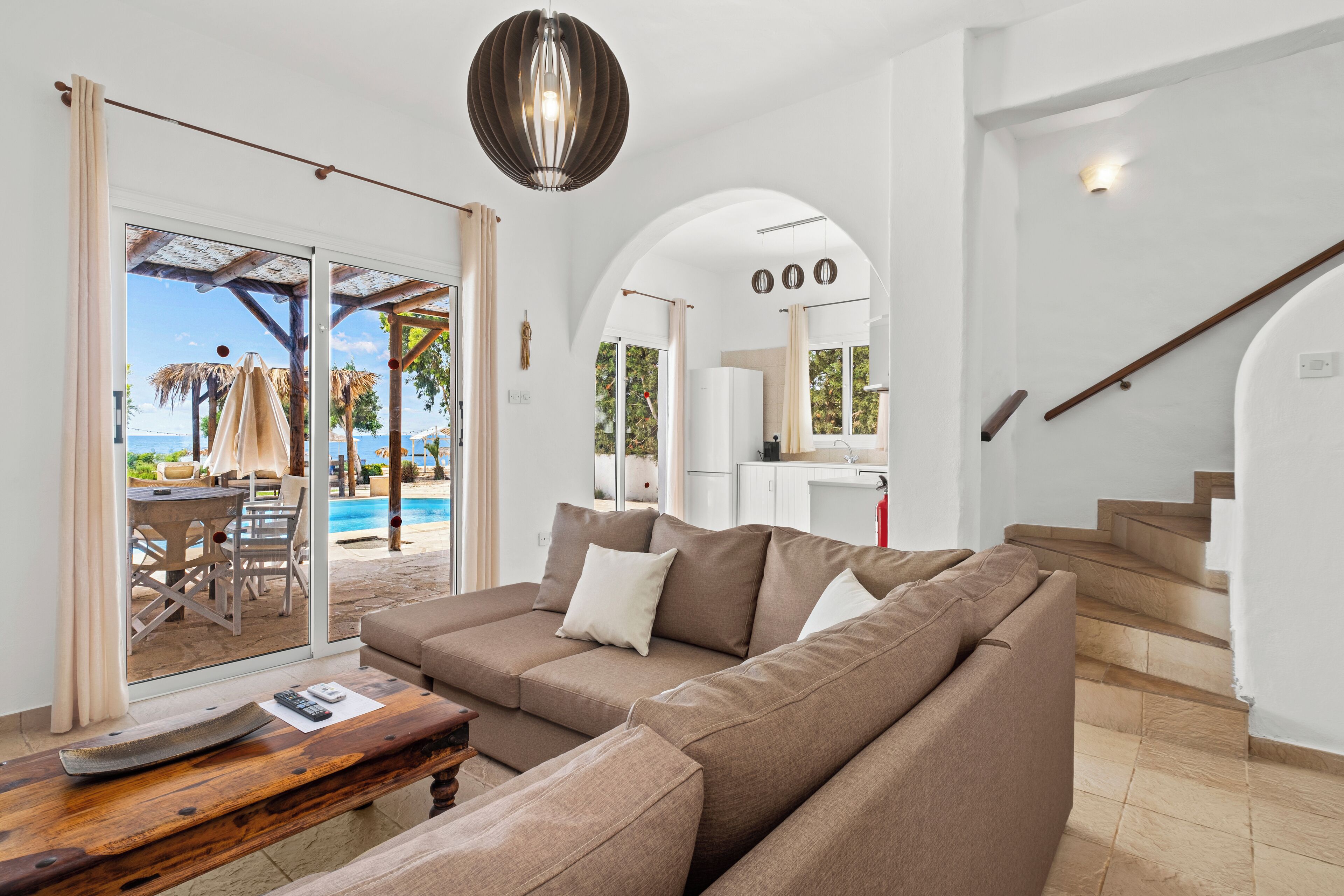 ヴィラ 3 ベッドルーム ビーチフロント | リビング エリア | 薄型テレビ、DVD プレーヤー