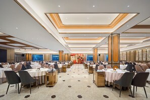 2 restaurants, breakfast, lunch, dinner served; Chinese cuisine  - Nanyang King's Gate Hotel - Free Shuttle Service to Canton Fair (Guangzhou)