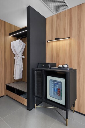 Phòng hạng Business | Bộ đồ giường cao cấp, chăn bông, nệm cao su hoạt tính (memory foam) 