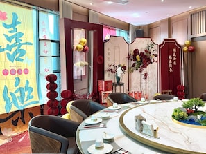 2 restaurants; ze serveren er ontbijt, lunch en diner 
