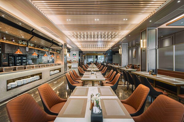 2 restaurantes; se sirve desayuno, almuerzo y cena; cocina china