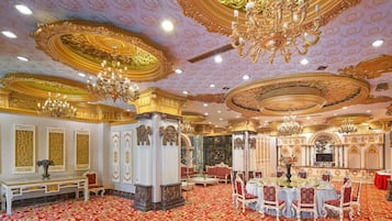 2 restaurantes; se sirve desayuno, almuerzo y cena; cocina china