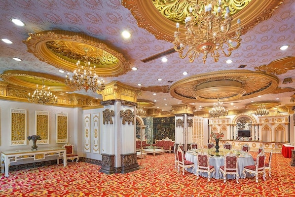 2 restaurants, breakfast, lunch, dinner served; Chinese cuisine