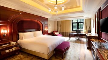 Premium Room, 1 King Bed, Club Lounge Access (Lounge Access) | Down comforters, minibar, in-room safe, desk