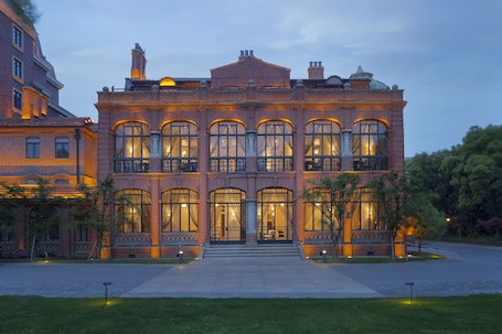 2 restaurants, breakfast, lunch, dinner served; Chinese cuisine