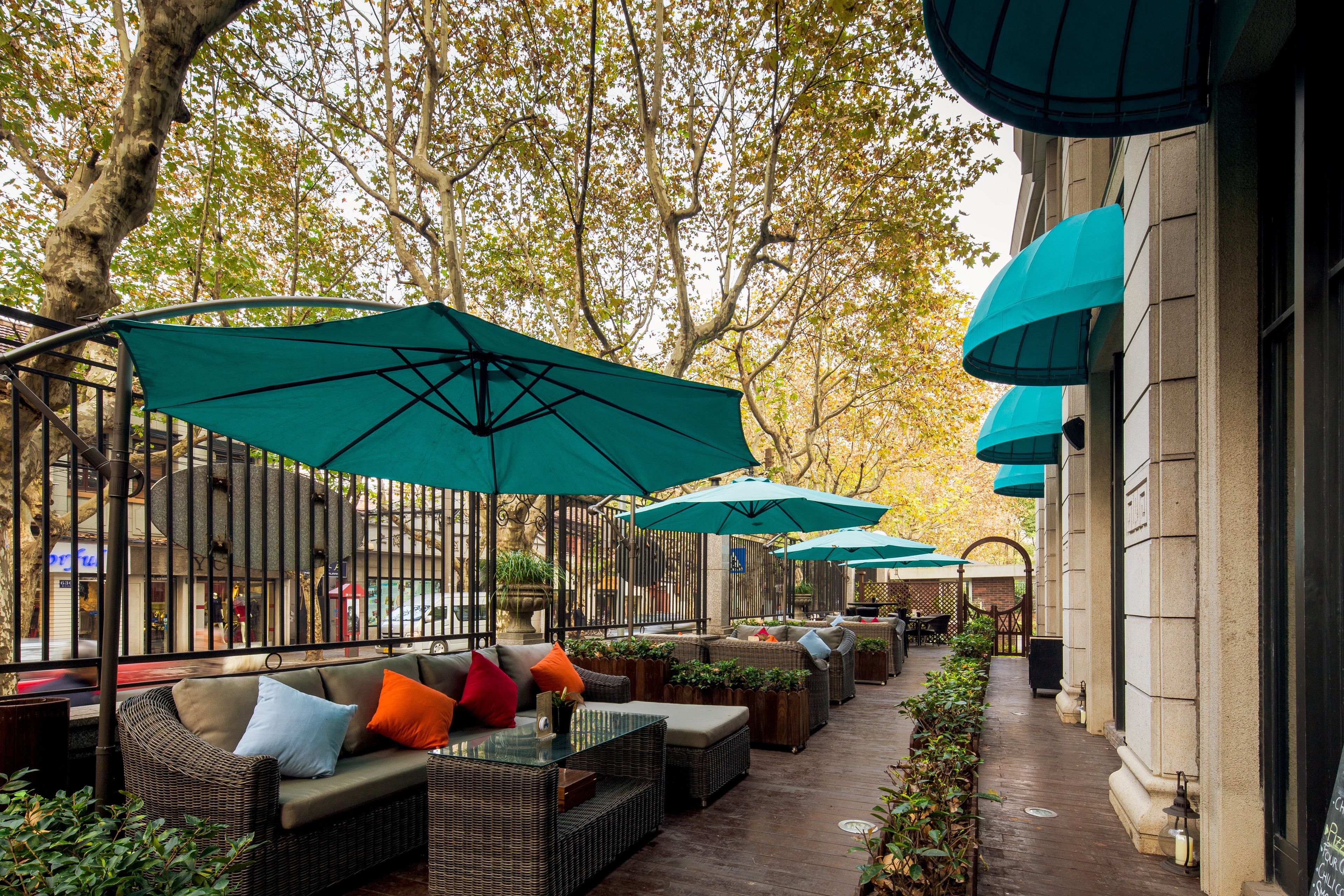 2 restaurants, breakfast, lunch, dinner served; chinese cuisine