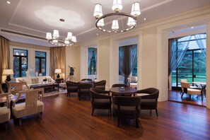 2 restaurants, servant le déjeuner et le dîner; cuisine chinoise