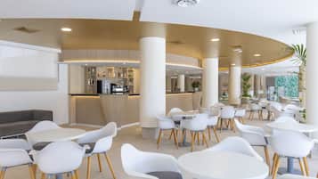 2 bares, bar junto a la piscina