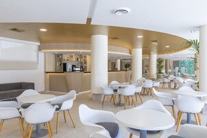 2 bars/lounges, poolside bar