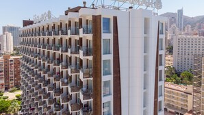 A high-rise hotel with a modern design, featuring multiple balconies and a prominent sign at the top. -  Hotel Rosamar Benidorm (Benidorm)