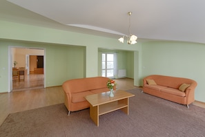 Suite (includes 15% off  for spa in Lazne 5) | Wohnbereich | Flachbildfernseher