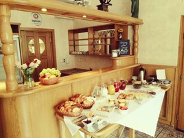 Café da manhã com buffet todos os dias mediante uma taxa